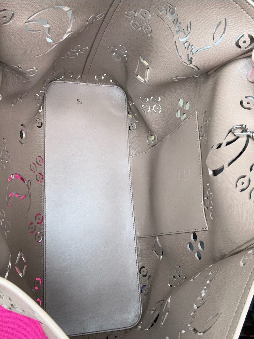 Christian Louboutin Cabarock Loubinthesky Large Leather Tote Leche Taupe Spiked - Picture 7 of 10